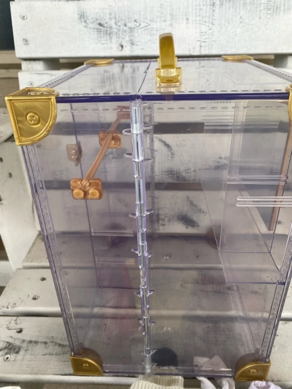 Rainbow High Deluxe Fashion Closet Clear Gold Acrylic Trunk 12 Clothing Pieces
